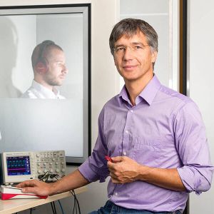 Prof. Werner Hemmert, Leiter des Fachgebiets Bioanaloge Informationsverarbeitung an der TU München: „Damit die Implantate präziser arbeiten können, sind Kodierungsstrategien notwendig, die besser auf die Informationsverarbeitung der neuronalen Schaltkreise im Gehirn abgestimmt sind.“