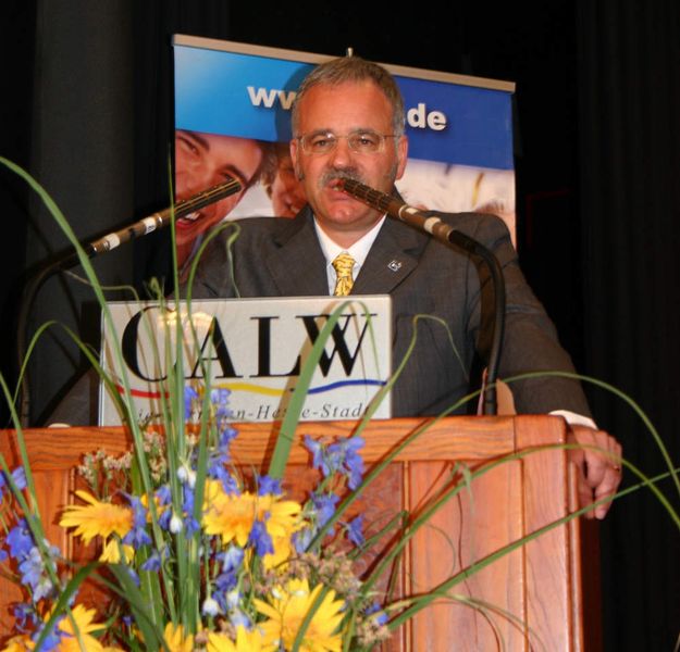 Schulleiter Roland Plattner begrüßte die Besucher der Abschlussfeier. (Archiv: Vogel Business Media)