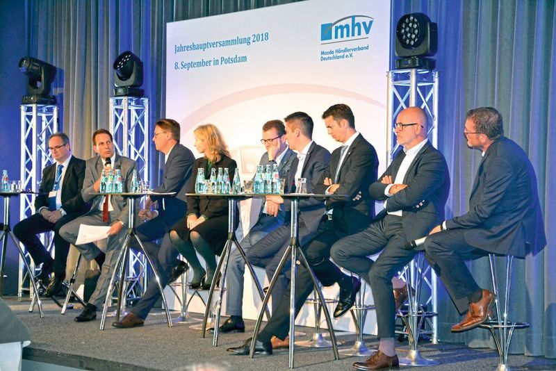 Am Nachmittag diskutierte der Verband mit der Führungsriege von Mazda Motors Deutschland (v. li.): Werner Prange (MHV), Marko Böttcher (MHV), Bernhard Kaplan (MMD), Ines Merle (MMD), René Bock (MMD), Felix Gebhart (MMD), Michael Waetcke (Mazda Finance), Dino Damiano (MMD) und Gerd Meyer (MMD).  (Simon / »kfz-betrieb«)