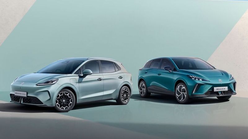 In Großbritannien feiern der überarbeitete MG4 und der neue MG4 Urban (links im Bild) ihren Einstand.(Bild:  MG Motor UK)