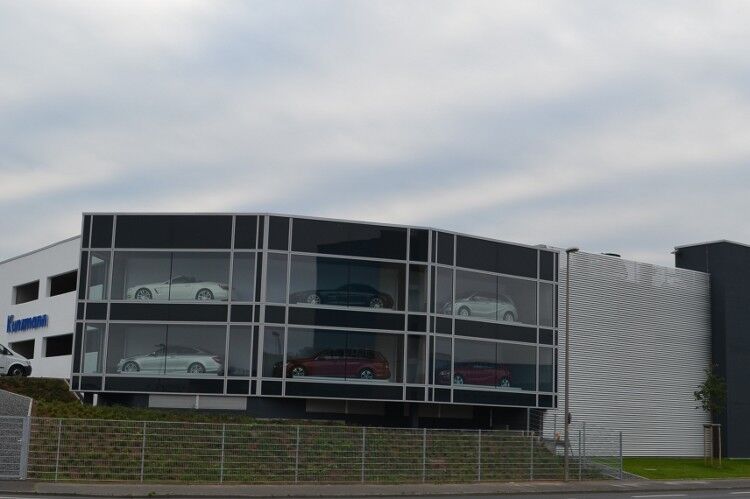 Mercedes-Kunzmann hat 2013 am Stammsitz in Aschaffenburg eine Multifunktionshalle gebaut. Dort stehen 135 Fahrzeugplätze sowie Kapazitäten für Reifen- und Ersatzteillagerung zur Verfügung. (Foto: Kunzmann)