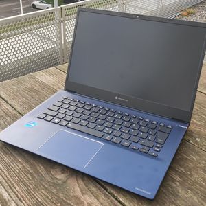 Beim ansonsten sehr guten Keyboard fallen die klein dimensionierten Tasten für die Cursorsteuerung und den Bildlauf negativ auf. Das große Touchpad ist optisch durch den Diamantschliff der Handballenablage betont.(Bild:  Vogel IT-Medien)