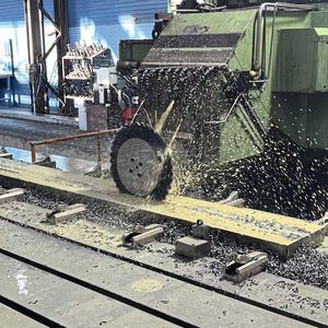 Débitage de rails avec une fraise circulaire Iscar à partir d'une tôle forte de 70 mm d'épaisseur.(Source :  Delmet / Iscar)