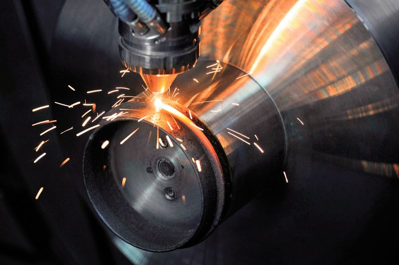 Bild 1: Laserauftragschweißen in der Fünf-Achs-Fräsmaschine – Die Hybridmaschine Lasertec 65 3D kombiniert das generative Laseraufbauverfahren mit der Fräsbearbeitung. (Bild: DMG Mori)