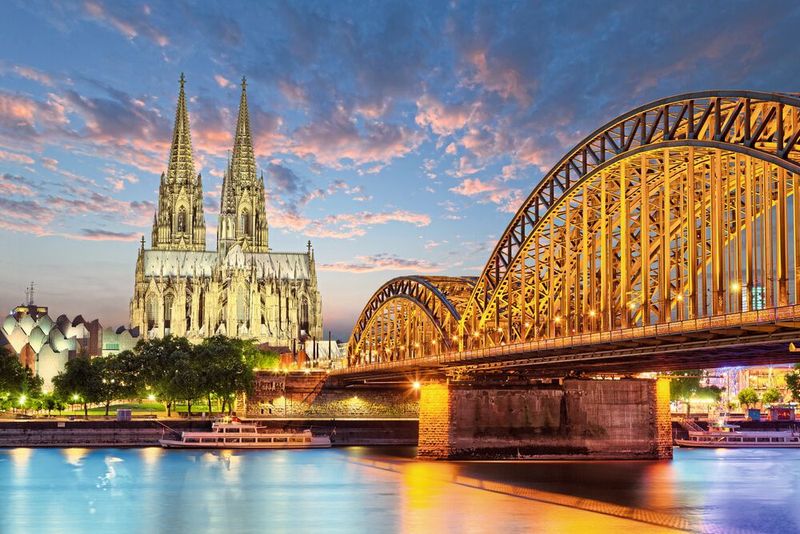 Wer in Köln Ingenieurwissenschaften studiert, kann anschließend mit einem durchschnittlichen Gehalt von 49.880 Euro rechnen. Die TH Köln bietet Studiengänge an wie Bauingenieurwesen, Elektrotechnik, Fahrzeugentwicklung und Maschinenbau.  (Bild: pixelliebe - stock.adobe.com)