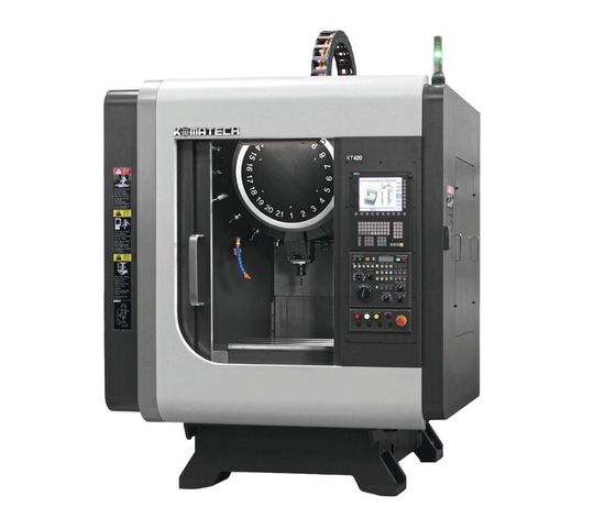 Komatech KT 420 : un centre d’usinage compact et rapide à porte-outil BT30, conçu pour optimiser les temps de cycle et garantir une haute productivité dans un espace réduit.(Source :  Tolus Group)