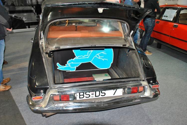 Gleich zwei Personen konnten im Citroën DS geschmuggelt werden – die eine im Kofferraum, die zweite durfte unter der Rücksitzbank platznehmen. Dank Hydropneumatik fiel die zusätzliche Beladung nicht auf. (Dominsky/»kfz-betrieb«)