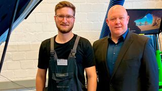 Stolz: Julius Lamp (l.) und Björn Bigga, Vorsitzender des Wettbewerbs in Schleswig-Holstein (Bild: Kfz-Gewerbe Schleswig-Holstein)