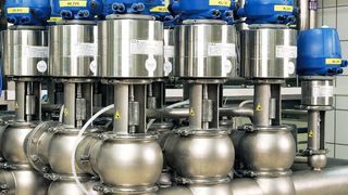 Varivent-Doppelsitzventile in einer Ventilmatrix mit dem neuen Ventilrückmeldesystem.  (Bild: GEA Tuchenhagen)