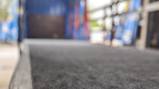 Offenporige Oberfläche: Triflex Protruck verdrängt Wasser zuverlässig und sorgt auch bei Nässe für sichere Rutschhemmung.(Bild:  Triflex)