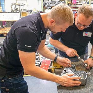 Steffen Albrecht, Leiter der Werkzeugfertigung der Umformtechnik Radebeul (rechts), und Mapal-Produktspezialist Felix Wendler mit dem Formeinsatz.  (Bild:  Mapal)