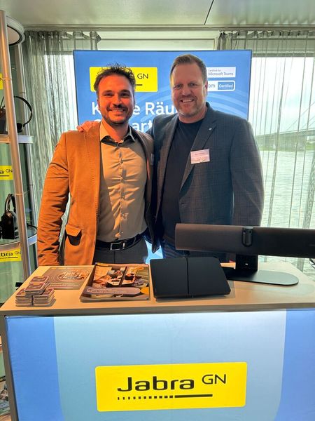 Sergio Gagliardi (l., Herweck) und Björn Bestmann (Jabra) waren natürlich auch mit dabei.  (Bild: Vogel IT-Medien)