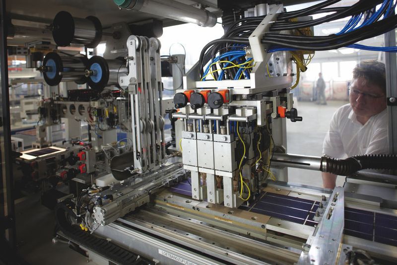 Nichts für Menschenhand: Das Verlöten der einzelnen Solarzellen zu Strängen ist ein heißes Thema: Viele Lote enthalten giftiges Blei. Bild: Aleo Solar (Archiv: Vogel Business Media)