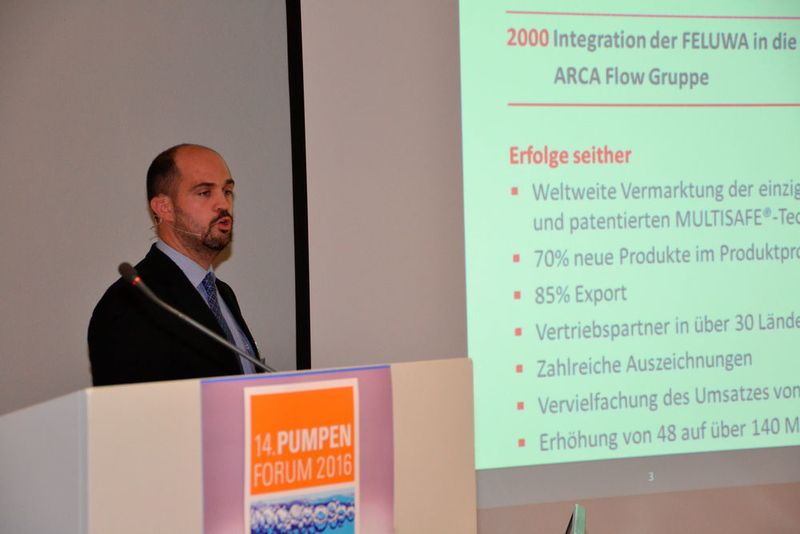 Daniel Nägel von Feluwa präsentierte eine elektrisch angetriebene Doppel-Schlauchmembranpumpe mit Anbaukompressor und Bypass-Fördermengenregulierung als universell einsetzbare Pumpentechnik für chemisch aggressive oder mechanisch abrasive Fluide sowie heterogene Mischungen. (Kempf/PROCESS)
