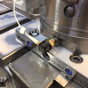 Klein mit großer Wirkung: Der digitale Sensor unterstützt die CNC-Maschine beim Erzielen bester Ergebnisse.(Bild:  Mittelstand4.0-Kompetenzzentrum Ilmenau)