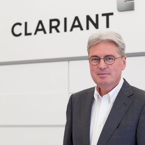 Clariant-CEO Hariolf Kottmann: "Clariant hat in einem schwierigen Jahr solide Ergebnisse erzielt, wobei sich die Mehrheit der Geschäftseinheiten positiv entwickelt hat. In den meisten Regionen konnte das Unternehmen sein solides Wachstum fortsetzen. In Europa hingegen hat die Konjunkturschwäche einige der zyklischeren Geschäftseinheiten belastet. Bei der Neupositionierung von Clariant konnten gute Fortschritte erzielt werden. Fünf Geschäftseinheiten wurden als nicht fortgeführte Aktivitäten klassifiziert und für drei davon wurde bereits eine Veräusserungsvereinbarung unterzeichnet. 2013 werden wir uns nun auf das Wachstum der sieben verbleibenden Kerngeschäftseinheiten konzentrieren. In Verbindung mit einer kontinuierlichen Kosteneffizienz ist die neu aufgestellte Clariant gut positioniert, um die für 2015 gesetzten Ziele zu erreichen."