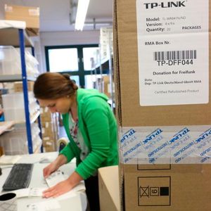 Berliner FreifunkerInnen verpacken die gespendeten Router.