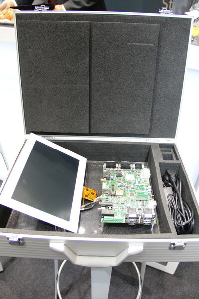 Das Evaluations-Kit von SIE, bestehend aus Industrie-PC und Modulen, als Kofferlösung zum Testen für medizintechnische Geräte. (Bild: Nuissl)