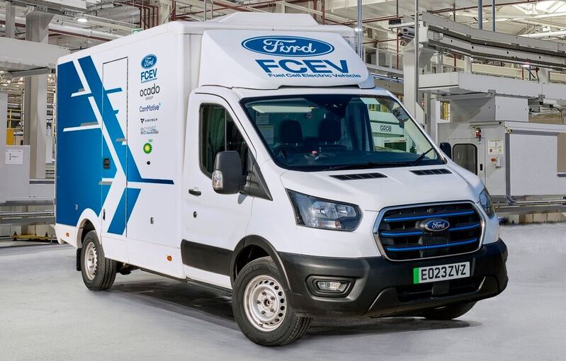 Das ist ein Ford-Transit mit Wasserstoff-Brennstoffzellen-Antrieb. Genau acht dieser emissionsfreien Fahrzeuge werden jetzt die nächsten drei Jahre in Großbritannien auf Herz und Nieren getestet. Ford Pro erklärt hier, warum man den H2-Weg eingeschlagen hat.