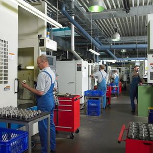 Blick in die Werkhalle bei SPS Schiekel 