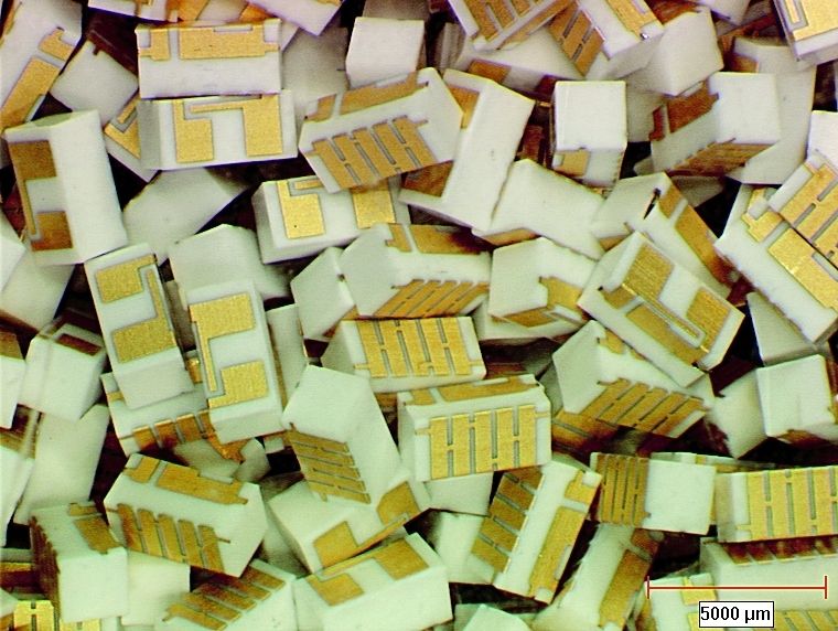 Bild 3: Partiell metallisierte Keramikteile für elektrische Zwecke. Zur Metallabscheidung ist eine spezielle Vorbehandlung erforderlich. (Archiv: Vogel Business Media)