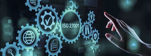 Der 2013 ins Leben gerufene Security-Standard ISO 27001 hat 2022 einige längst überfällige Aktualisierungen erhalten. Vor allem der Schutz personenbezogener Daten, aber auch der aktive Schutz vor potentiellen Cybersecurity-Bedrohungen rücken nun stärker in den Fokus.