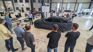 Das neue Seminarangebot der TAK geht neben dem Kalibrieren von FAS auch auf die korrekte Kontrolle der Scheinwerfereinstellung ein – am SEP: TAK-Geschäftsführer Andreas Zühlke. (Bild: Dominsky – VCG)