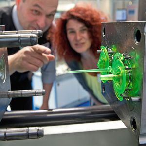 Spritzgießformen gelten als das Herzstücke des Prozesses. Sie entscheiden auch über die Wirtschaftlichkeit, Qualität und Flexibilität der Fertigung. Die richtige Auslegung dieser komplexen Systeme ist immer eine Herausforderung.