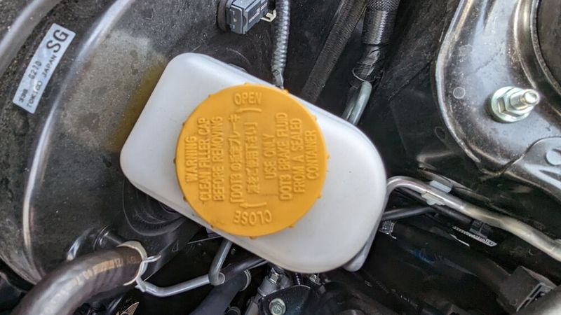 Typisch asiatisch/amerikanisch und bei uns Stand der Sechziger-, Siebzigerjahre: eine Bremsflüssigkeit, die gerade einmal DOT-3-Niveau entsprechen muss. (Bild: Dominsky – VCG)