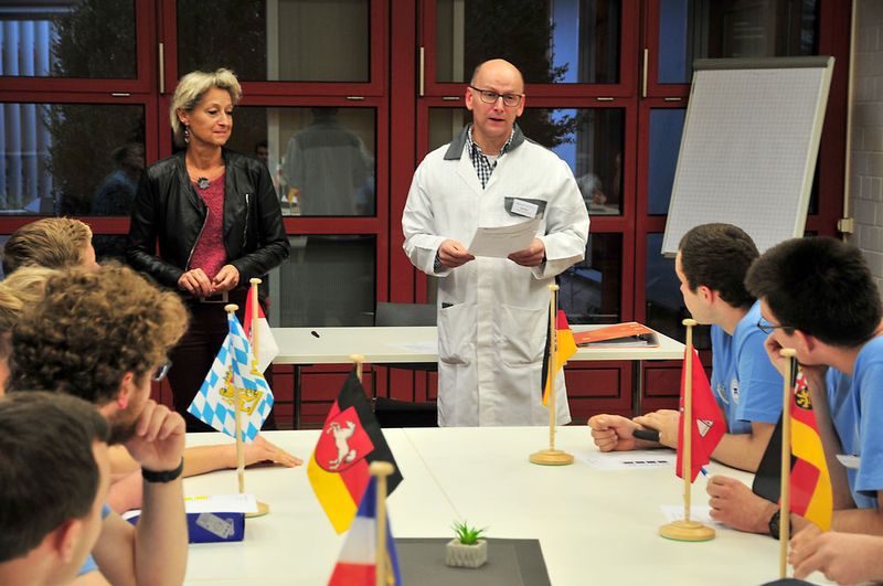 Ralf Maier, Fachbereichsleiter der Abteilung Fahrzeugtechnik der Gewerbe-Akademie, führte die Teilnehmer gemeinsam mit Andrea Zeus vom ZDK in den Wettbewerb ein. (Schmidt/»kfz-betrieb«)