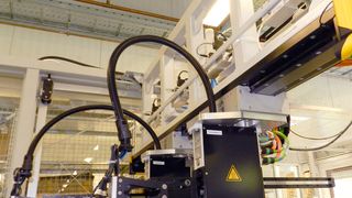 Bild 1: Handlingsystem im Überkopfeinsatz bei einem Automobilzulieferer. (Bild: Weiss)