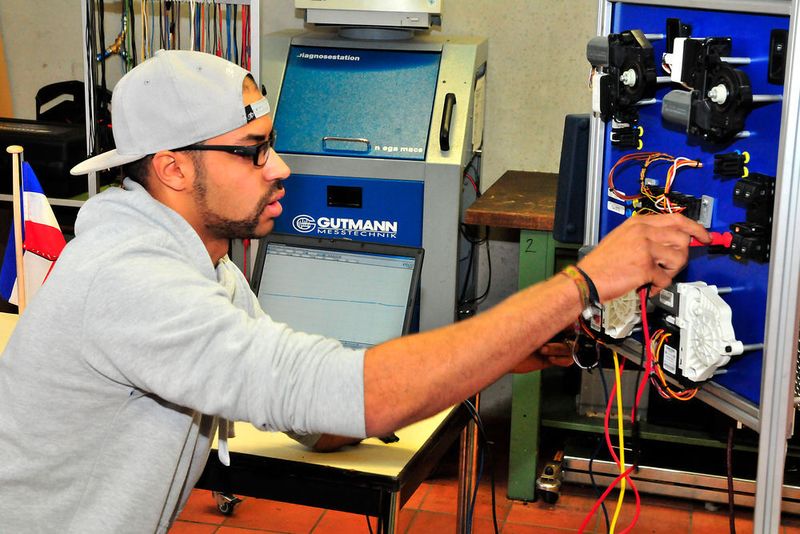 Luca Juister aus Schleswig-Holstein bei der Fehlersuche in einem CAN-Bus. Diese Aufgabe war auf Englisch zu bewältigen. (Schmidt)