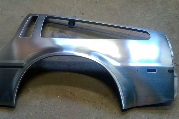 Nachher: Das Bleckkleid sitzt wieder perfekt, denn beim DeLorean lässt sich auch nicht die kleinste Kleinigkeit mit Lack später kaschieren. Im Gegenteil: Das perfekte Schliffbild des Edelstahls muss man erst einmal herzaubern können. (Dominsky/»kfz-betrieb«)