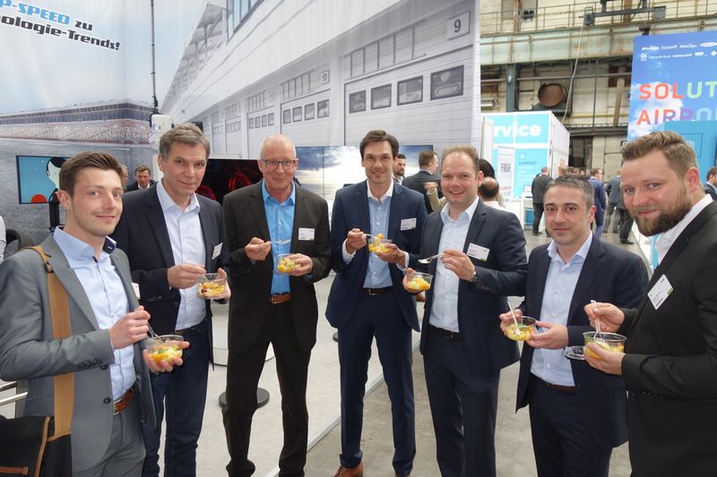 Auf süße Früchtchen stehen (v.l.) Lennart Joost, ALSO, Uwe Thomas, Medientechnik, Dirk Musik und Andreas Ruhland, Mario Geiler und Daniel Messing, Medium. (Bild: IT-BUSINESS)