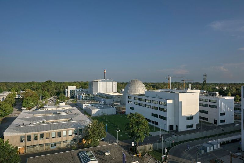 Das Gelände der Forschungsneutronenquelle Heinz Maier-Leibnitz (FRM II) mit den neuen Gebäuden des Heinz Maier-Leibnitz Zentrums (MLZ).  (Wenzel Schuermann / TUM )
