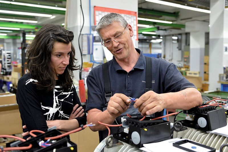 Unternehmenssprache bei Ziehl-Abegg ist Deutsch. Deshalb arbeitet die Spanierin an ihrer Grammatik und Aussprache. (Bild: Ziehl-Abegg)