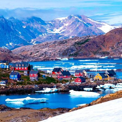 Grönland lebt hauptsächlich von der Fischerei. Wegen seiner arktischen Attraktivität lockt die Insel auch Touristen an. Der Boden Grönlands ist aber ein verborgener Schatz! Denn dort gibt es eine Menge an kritischen Rohstoffen, auf welche sowohl die EU als auch die USA schielen. (Bild: Gjörgenson)