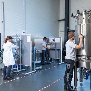 Forschen, Entwickeln, Konstruieren, Testen: Die Infrastruktur dafür bietet das TechCenter Zeta, in welchem in enger Zusammenarbeit mit Kunden aus der biopharmazeutischen Industrie innovative Entwicklungen vorangetrieben werden. (Bild:  Zeta GmbH)