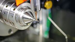 Der rotgoldene, TiAlSiN-basierte Schichtwerkstoff InoxaCon trägt entscheidend zu Stabilität und Standzeit des neuen RQR-350-Fräswerkzeugs von HPTec bei. Es ermöglicht sichere und effiziente automatisierte Prozesse in der Fertigung von chirurgischen Instrumenten. (Bild: Cemecon)