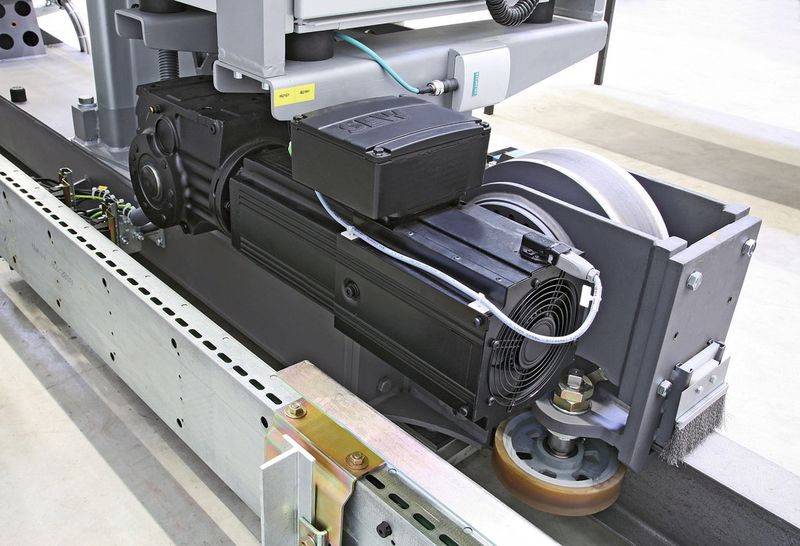 Ein Servomotor fungiert als Hubantrieb für das RBG. Der Motor wird durch ein Achsmodul Moviaxis MXA81A gespeist, das sich im Elektronikschrank befindet.  (Bild: SEW)
