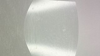 Minimale Ausbrüche im Bereich von etwa 5 μm (Korngröße) zeigen das hohe Präzisionsniveau der Fräsbearbeitung. (Bild: Zecha)