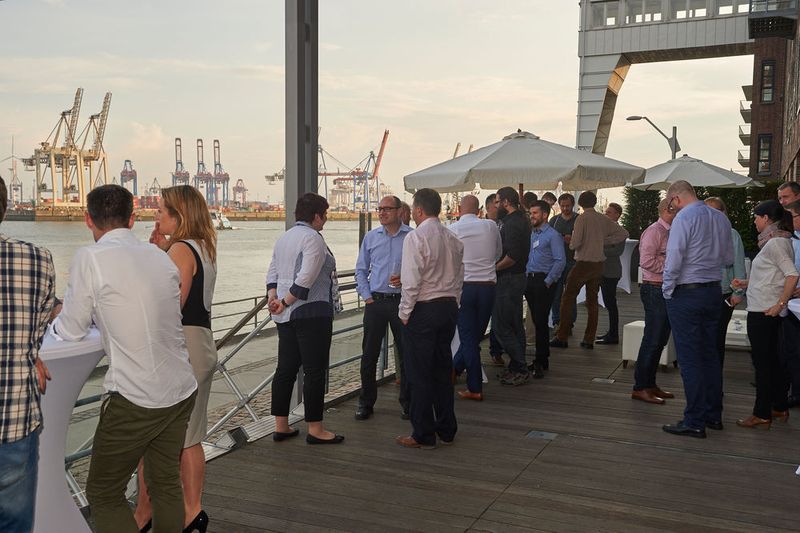 Entspannte Atmosphäre auf der Terrasse bei sommerlichen Temperaturen mit Blick über Elbe und Hamburger Hafen. (Trend Micro)