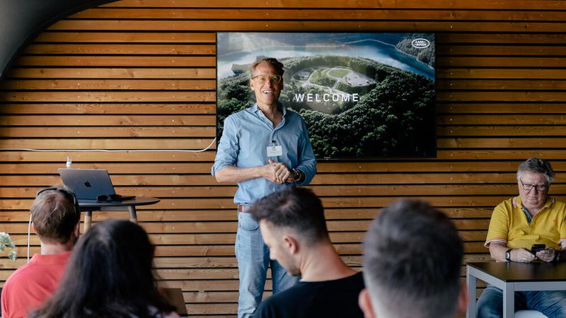 Professionelle Fahrinstruktoren geben ihr Wissen an die Besucher weiter. (Bild: DANIEL HEITMUELLER)