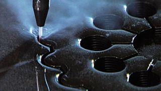 Der Trend, Faserverbundwerkstoffe in vielen Branchen immer öfter einzusetzen, verlangt nach effektiven Bearbeitungsmethoden, wie etwa dem Wasserstrahlschneiden. (Bild: Flow Europe)