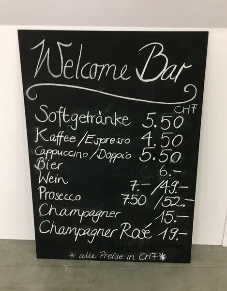 Avant l'ouverture du salon Swisstech-Prodex, le welcome Bar affiche déjà sa carte. (JR Gonthier)