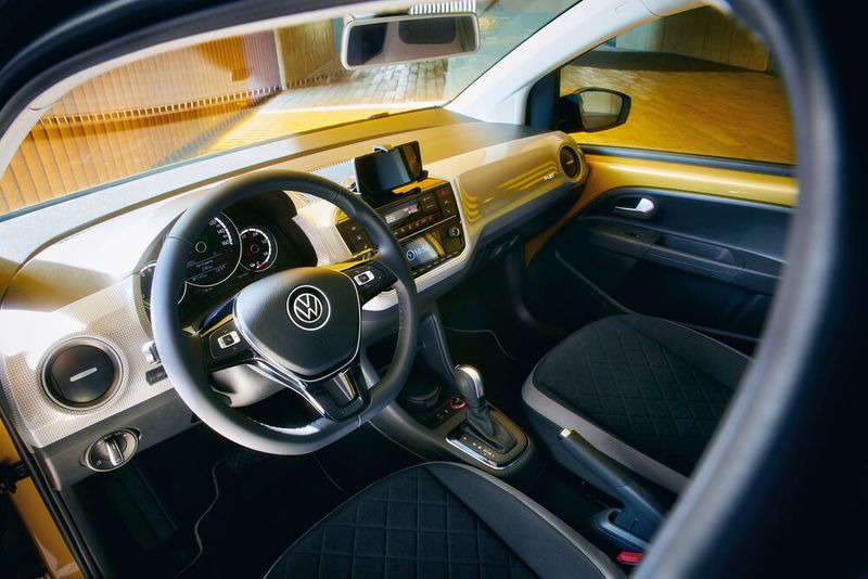 Das Cockpit kommt stark reduziert daher.  (Bild: VW)