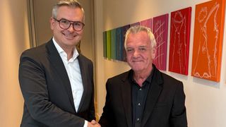 Lueg-Vorstandsmitglied Benjamin Kaiser (l.) und Frank Wagner, Inhaber der Frank Wagner KG, nach der Vertragsunterzeichung. (Bild: Lueg)