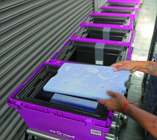 Abb. 3: Bei der Vorkonditionierung werden die Transportlösungen je nach Technologie für den Transport vorbereitet.(Bild:  va-Q-tec)