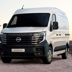 Die markanten LED-Tagfahrleuchten gehören beim Interstar zur Serienausstattung.(Bild:  Nissan)