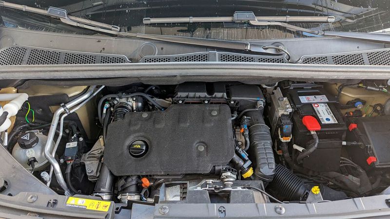 Auch den nur wenig größeren Toyota-Dreizylinder (1,2 Liter Hubraum) muss man im tiefen Motorabteil erst einmal suchen. Mit 96 kW/130 PS und vor allem 230 Newtonmetern Drehmoment setzt er sich etwas souveräner in Szene. Antriebsoptionen? Der Toyota ist immerhin noch mit Diesel zu haben, für den Dacia gibt es einen Vollhybrid aus dem Renault-Regal. (Bild: Rosenow – VCG)